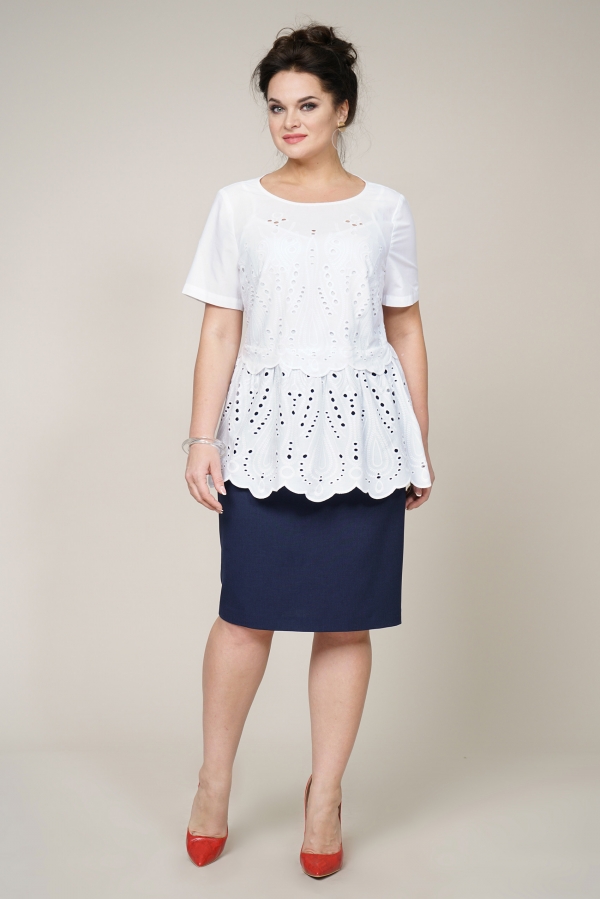 Комплект из юбки и белой блузы с шитьем