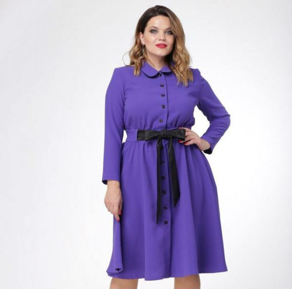 Расклешенное платье с длинным контрастным поясом, фиолетовое