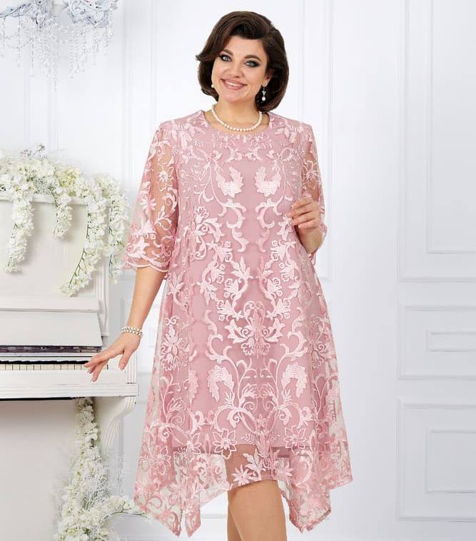 Гипюровое платье с фигурным низом и поясом, розовое