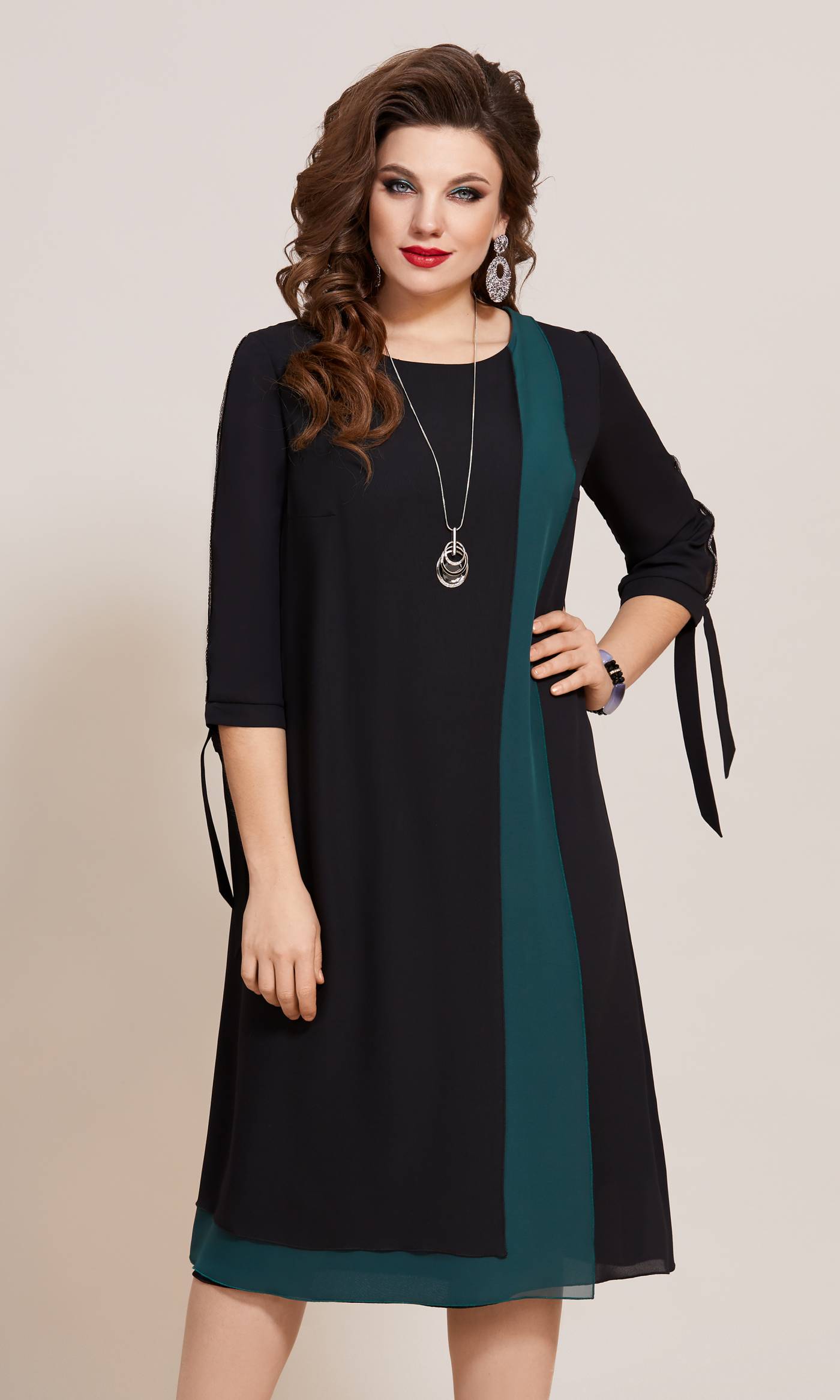 Свободное двухцветное платье с коротким рукавом, черное с изумрудом
