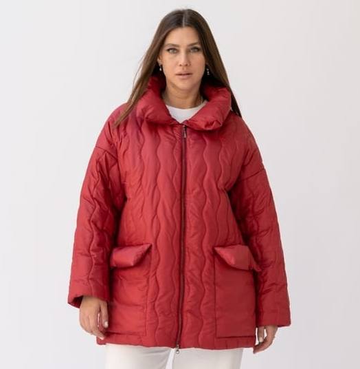 Демисезонная куртка с высоким объемным воротником, темно-красная