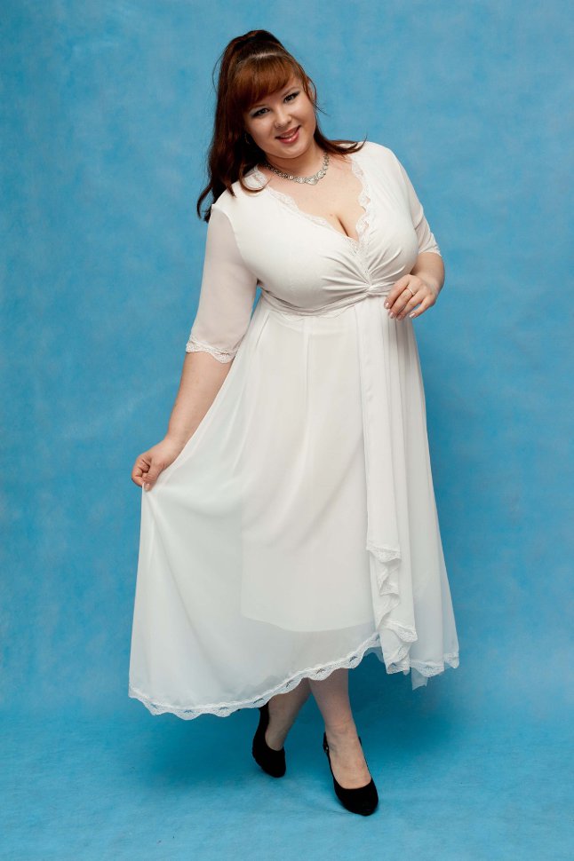 Молочное нежное платье с глубоким декольте