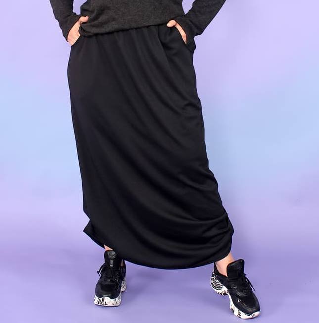 Длинная прямая юбка из прямого трикотажа, черная