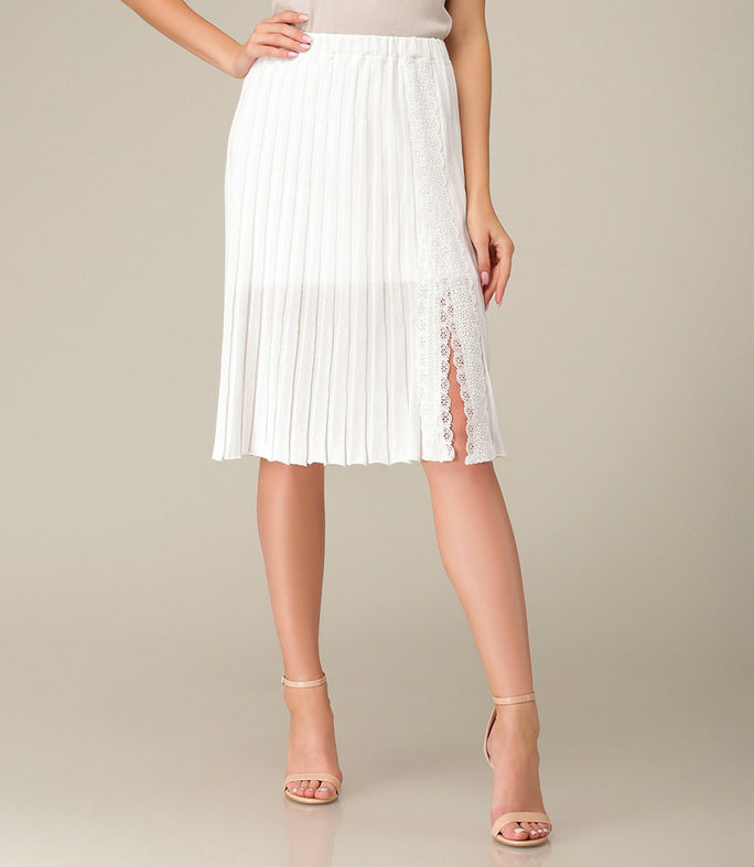 Белая юбка с кружевом на разрезе