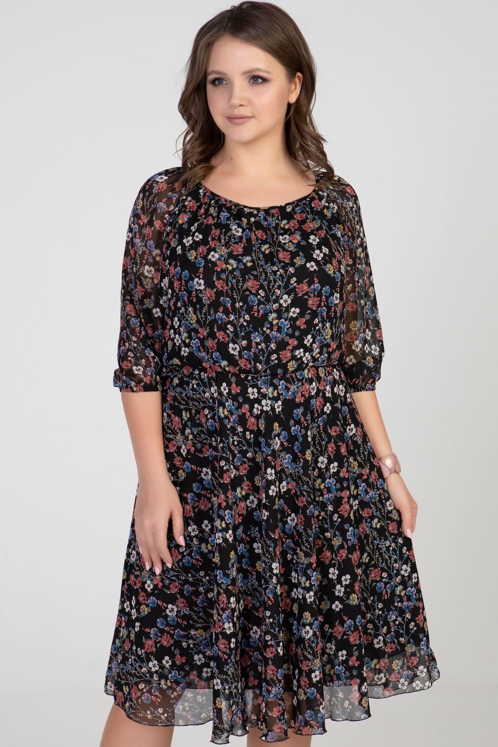 Отрезное шифоновое платье с коротким рукавом, цветы на черном