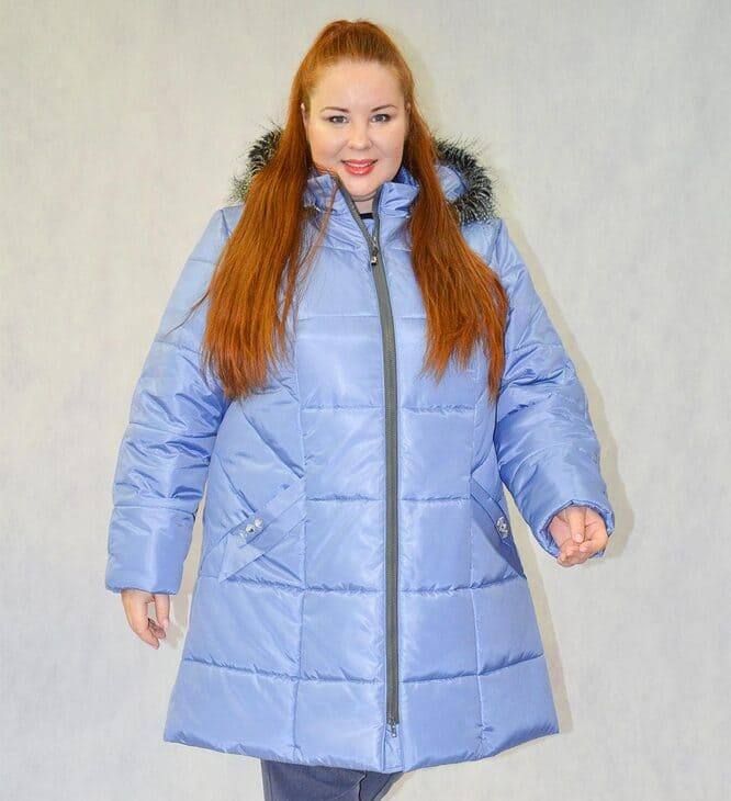 Зимняя куртка с меховой опушкой и украшением на кармане, голубая