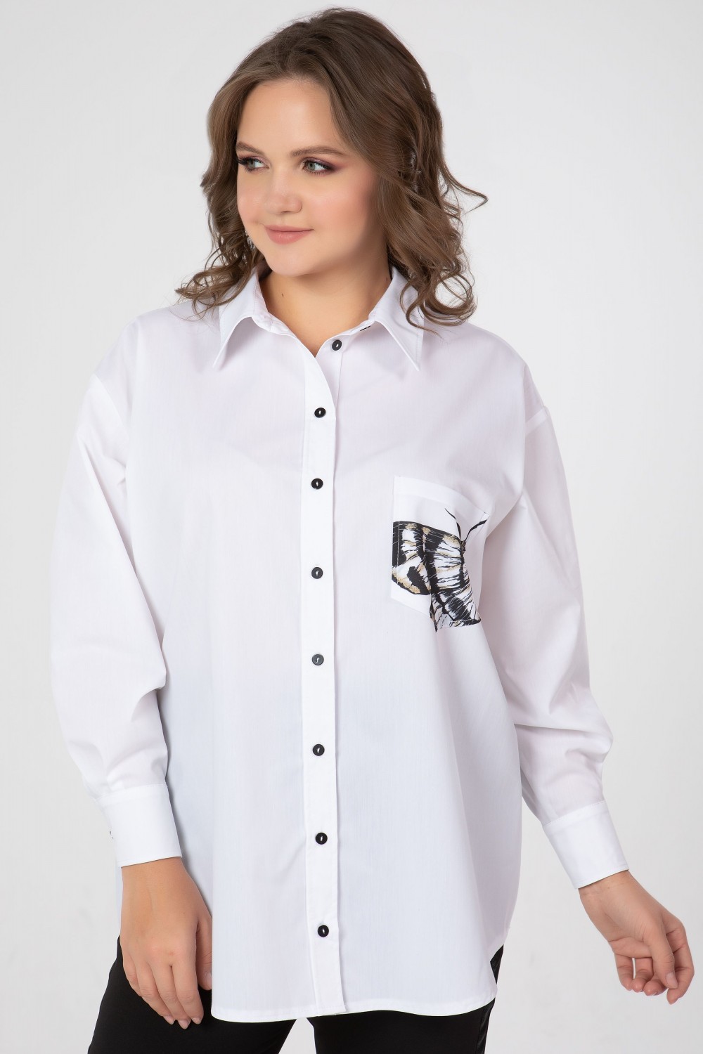 Прямая блузка на пуговицах и печатью "бабочка", белая