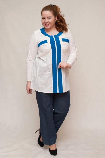 Легкая блузка с голубой отделкой, белая