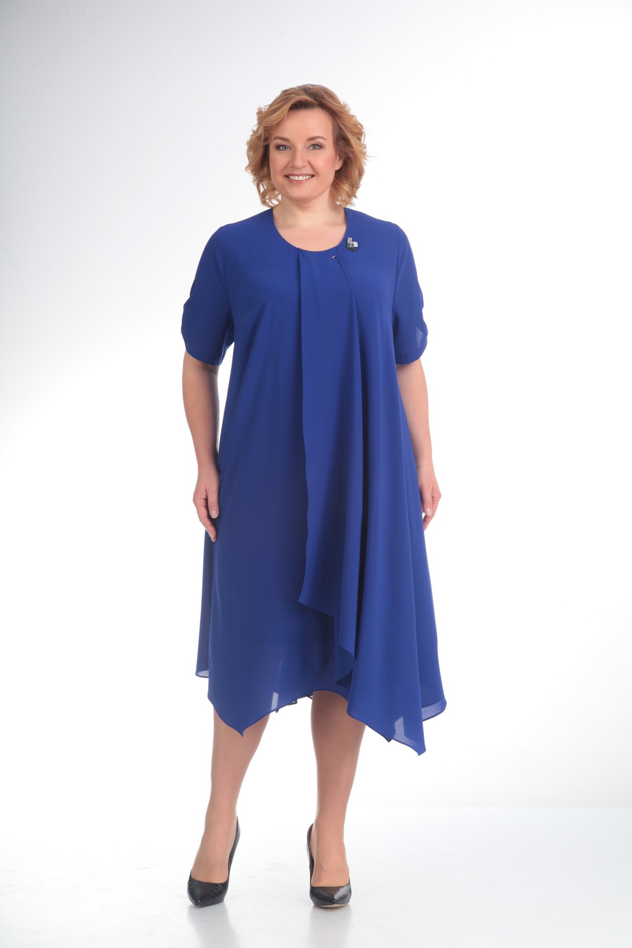 Расклешенное шифоновое платье с асимметричным низом, синее