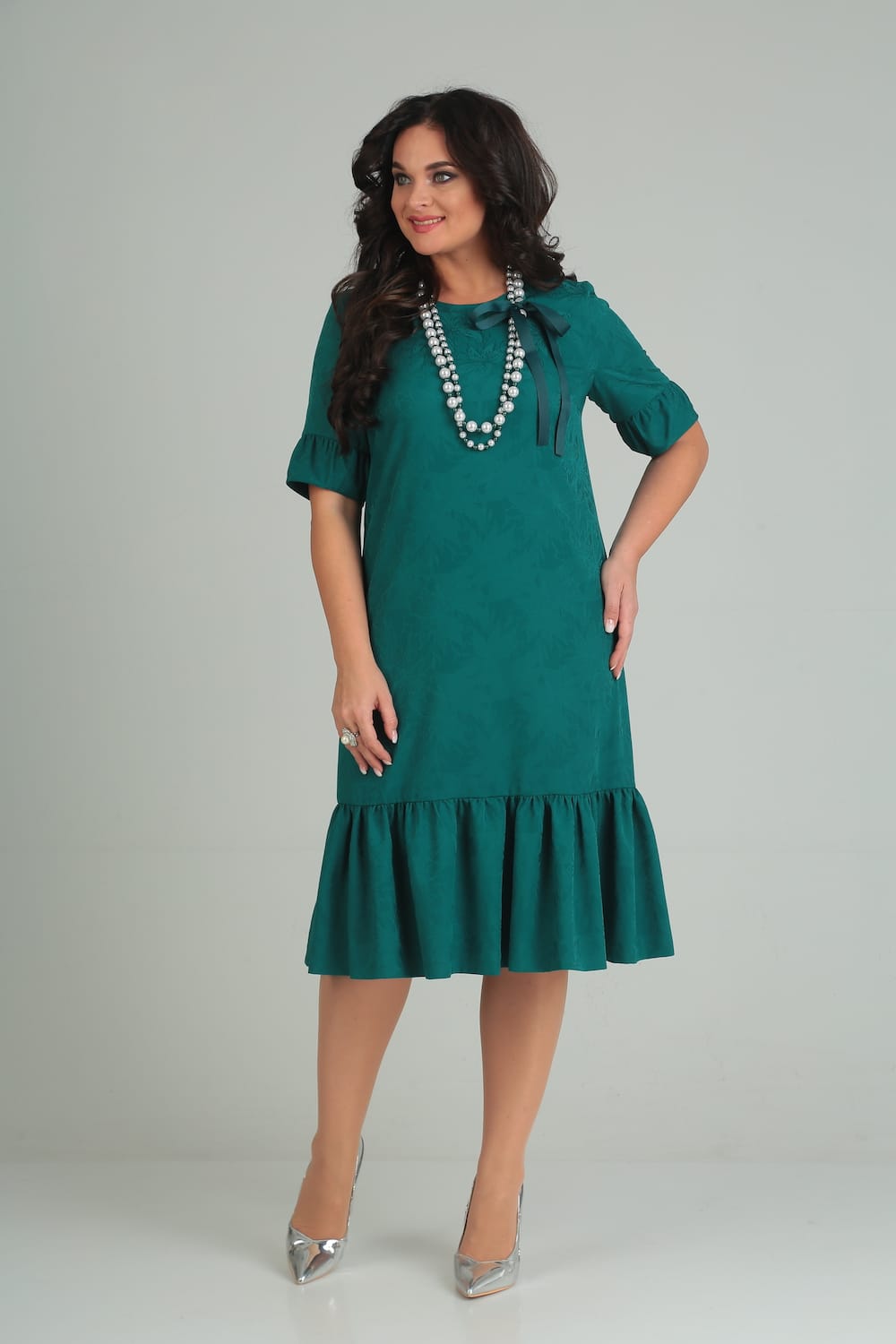 Свободное платье с воланом и дизайнерскими бусами, зеленое