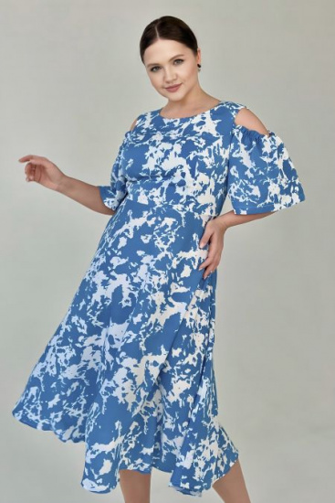 Приталенное платье с вырезом на плече, голубое